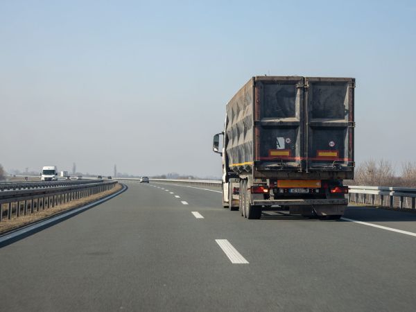 Les camions et la réglementation routière : ce que vous devez savoir